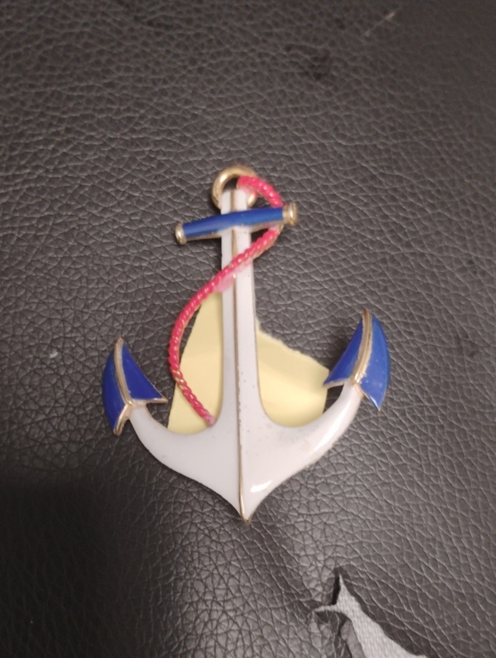 VINTAGE ENAMELED ANCHOR BROOCH EXCELLENT CONDITION